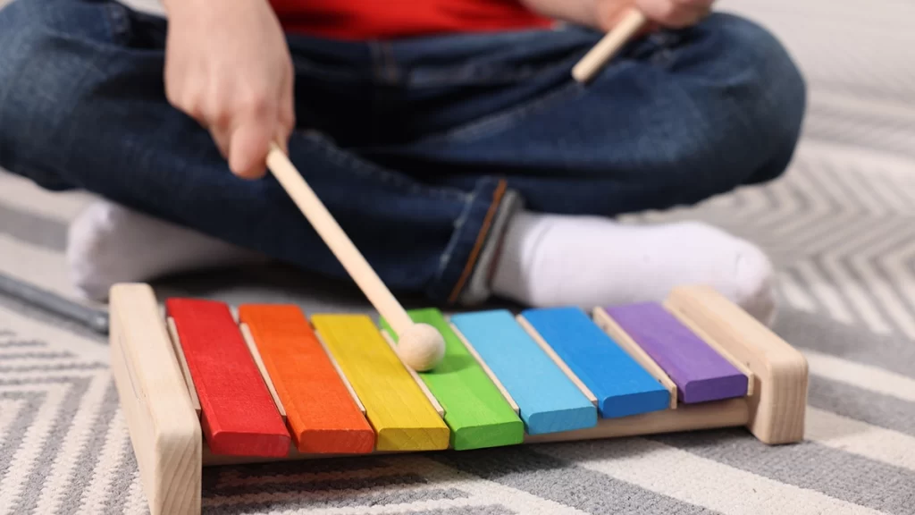 楽器を弾く子供